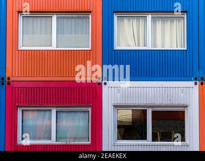 Edificio residenziale con case di contenimento temporaneo per studenti o rifugiati Foto Stock