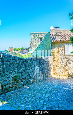 Strada stretta nel villaggio di Oppede le Vieux in Francia Foto Stock