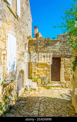 Strada stretta nel villaggio di Oppede le Vieux in Francia Foto Stock