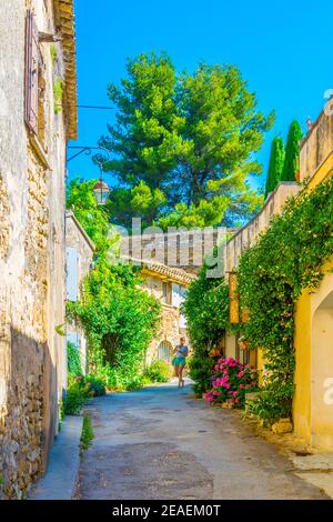 Strada stretta nel villaggio di Oppede le Vieux in Francia Foto Stock