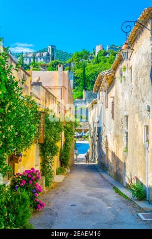 Strada stretta nel villaggio di Oppede le Vieux in Francia Foto Stock