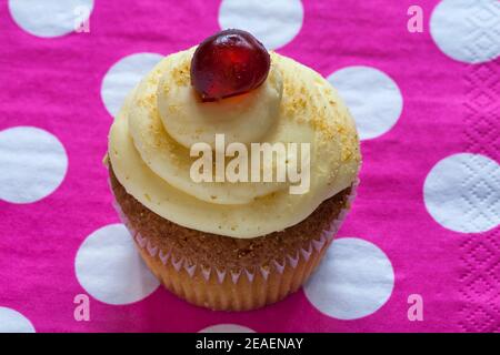 Biscake, biscotto incontra cupcake, Cherry Cake-well da M&S impostato su rosa polka puntini tovagliolo serviette Foto Stock