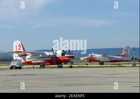 Aereo bombardiere ad acqua. Avion bombardier d'eau. Aéroport Marsiglia Provenza . Marignane Foto Stock