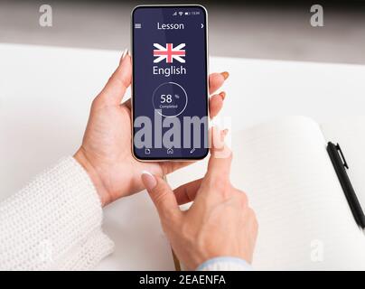 Studio femminile Lingua Inglese Online con Modern App su smartphone, Creative Collage Foto Stock