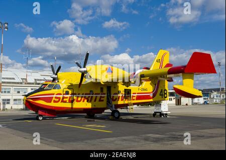 Aereo bombardiere ad acqua. Avion bombardier d'eau. Aéroport Marsiglia Provenza . Marignane Foto Stock