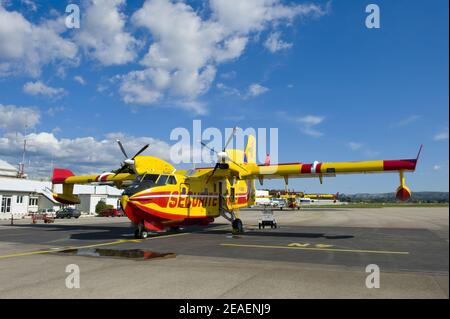 Aereo bombardiere ad acqua. Avion bombardier d'eau. Aéroport Marsiglia Provenza . Marignane Foto Stock