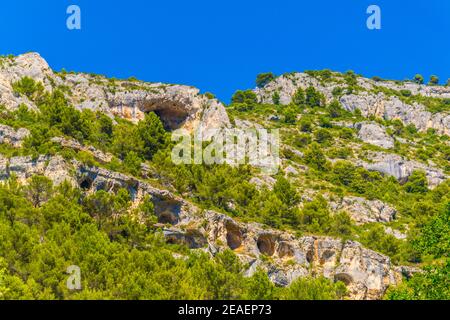 Grotte in una montagna sopra Fontaine de Vaucluse villaggio in Francia Foto Stock