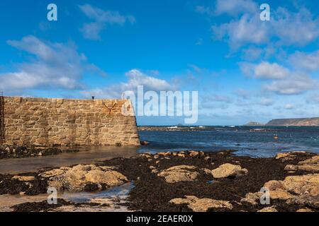 Sennen Cove, Whitesand Bay, Penwith Peninsula, Cornovaglia, Regno Unito a bassa marea Foto Stock