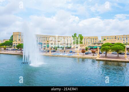 Fontana sul fiume Lez di fronte all'occitano Consiglio Regionale di Montpellier Foto Stock