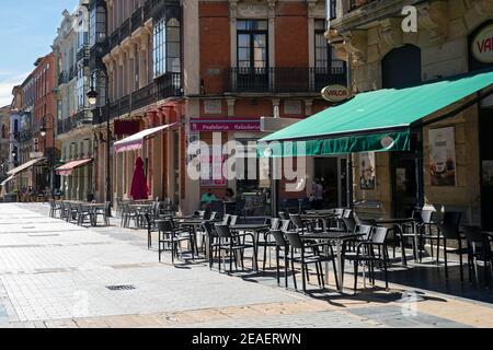 Europa, Spagna, Leon, architettura tradizionale su Calle Ancha con balconi in ferro battuto e ristoranti sul marciapiede Foto Stock