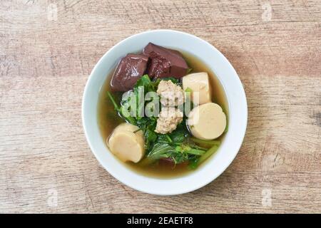 gourd di verdure bollite macinate di maiale e sangue con tofu d'uovo zuppa sul recipiente Foto Stock