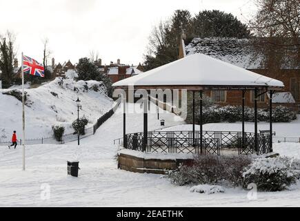 Oakham, Rutland, Regno Unito. 9 febbraio 2021. Meteo nel Regno Unito. La bandiera dell'Unione vola accanto al chiosco a Cutts Close Park mentre la temperatura nel Regno Unito è crollata al suo più basso in un decennio. Credit Darren Staples/Alamy Live News. Foto Stock