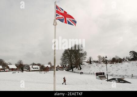 Oakham, Rutland, Regno Unito. 9 febbraio 2021. Meteo nel Regno Unito. La bandiera dell'Unione vola a Cutts Close Park mentre la temperatura nel Regno Unito è crollata al suo più basso in un decennio. Credit Darren Staples/Alamy Live News. Foto Stock