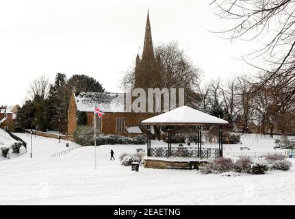 Oakham, Rutland, Regno Unito. 9 febbraio 2021. Meteo nel Regno Unito. La bandiera dell'Unione vola accanto al chiosco a Cutts Close Park mentre la temperatura nel Regno Unito è crollata al suo più basso in un decennio. Credit Darren Staples/Alamy Live News. Foto Stock