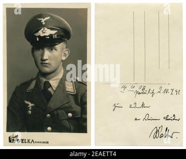 Foto storica tedesca: Giovane bell'uomo, Unterfeldwebel dell'aeronautica (Luftwaffe) in uniforme militare, Pardubice, occupato ceco, terzo Reich 1941 Foto Stock