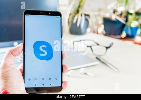BIRRA SHEVA, ISRAELE - 29 dicembre 2020: Birra Sheva, Israele. 29 dicembre 2020: Tenere a mano un cellulare con il logo Skype sullo schermo. Foto Stock