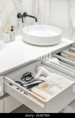 Bagno sotto lavabo cassetti organizer con articoli da bagno e articoli da  toeletta ben posizionati Foto stock - Alamy