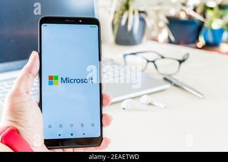 BIRRA SHEVA, ISRAELE - 29 dicembre 2020: Birra Sheva, Israele. 29 dicembre 2020: Tenere un cellulare con il logo Microsoft sullo schermo. Foto Stock