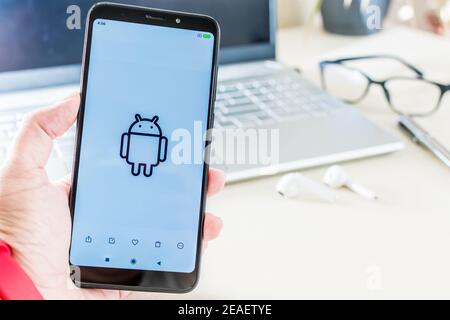 BIRRA SHEVA, ISRAELE - 29 dicembre 2020: Birra Sheva, Israele. 29 dicembre 2020: Mano che tiene un cellulare con il logo Android sullo schermo, sulla scrivania. Foto Stock