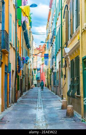 Vista su una strada stretta nel centro di Perpignan, Francia Foto Stock