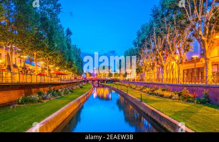 Vista al tramonto sul fiume la bassa che attraversa il centro di Perpignan, Francia Foto Stock