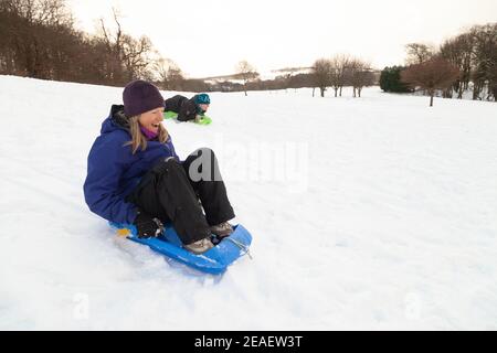 Aberdour, Regno Unito. 09 febbraio 2021. Due Signore slittano e fanno il massimo della neve pesante in Scozia oggi. Aberdour, Fife. Credit: Richard Newton/Alamy Live News Foto Stock