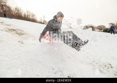 Aberdour, Regno Unito. 09 febbraio 2021. Un giovane ragazzo che slitta e che fa il massimo della neve pesante in Scozia oggi. Aberdour, Fife. Credit: Richard Newton/Alamy Live News Foto Stock