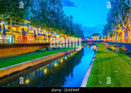 Vista al tramonto sul fiume la bassa che attraversa il centro di Perpignan, Francia Foto Stock