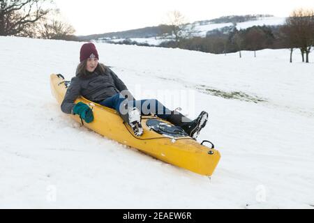 Aberdour, Regno Unito. 09 febbraio 2021. Utilizzando un kayak nella neve oggi al campo da golf Aberdour. Aberdour, Fife. Credit: Richard Newton/Alamy Live News Foto Stock