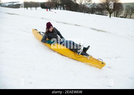 Aberdour, Regno Unito. 09 febbraio 2021. Utilizzando un kayak nella neve oggi al campo da golf Aberdour. Aberdour, Fife. Credit: Richard Newton/Alamy Live News Foto Stock