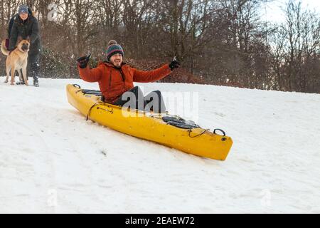 Aberdour, Regno Unito. 09 febbraio 2021. Utilizzando un kayak nella neve oggi al campo da golf Aberdour. Aberdour, Fife. Credit: Richard Newton/Alamy Live News Foto Stock