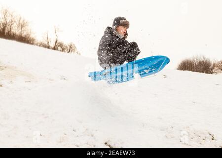 Aberdour, Regno Unito. 09 febbraio 2021. Un giovane ragazzo catturò una slitta d'aria media e sfruttando al massimo le pesanti nevicate in Scozia oggi. Aberdour, Fife. Credit: Richard Newton/Alamy Live News Foto Stock