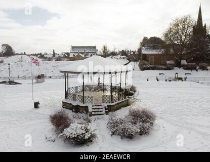 Oakham, Rutland, Regno Unito. 9 febbraio 2021. Meteo nel Regno Unito. La bandiera dell'Unione vola accanto al chiosco a Cutts Close Park mentre la temperatura nel Regno Unito è crollata al suo più basso in un decennio. Credit Darren Staples/Alamy Live News. Foto Stock