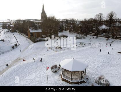 Oakham, Rutland, Regno Unito. 9 febbraio 2021. Meteo nel Regno Unito. La bandiera dell'Unione vola accanto al chiosco a Cutts Close Park mentre la temperatura nel Regno Unito è crollata al suo più basso in un decennio. Credit Darren Staples/Alamy Live News. Foto Stock