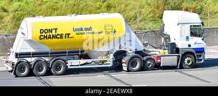 Vista laterale camion Cemex business hgv e cemento sfuso la grafica del rimorchio della autocisterna a polvere asciutta per la sua sicurezza dei pedoni Sito web Inghilterra UK Foto Stock