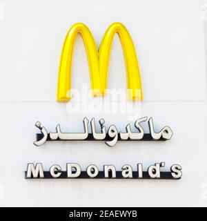 Multilingua McDonalds American fast food business logo simbolo & Simbolo in inglese bilingue e arabo a Dubai in Emirati Arabi Uniti Foto Stock