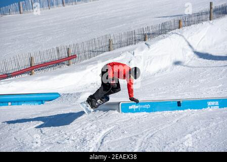 El Tarter, Andorra: 2021 febbraio 08: Parco neve presso la stazione sciistica di Grandvalira nell'inverno 2021 Foto Stock