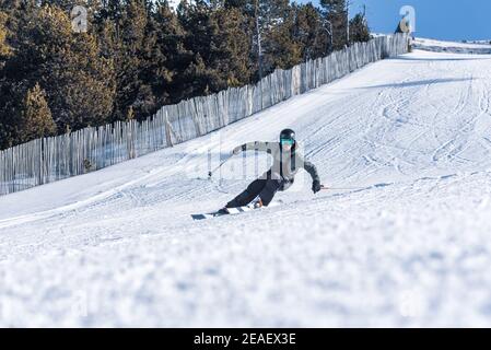 El Tarter, Andorra: 2021 febbraio 08: Sciatore in stile libero presso la località di Grandvalira nell'inverno 2021 Foto Stock