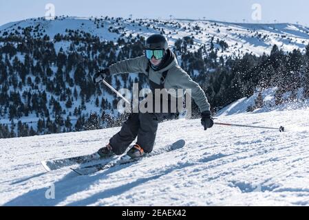 El Tarter, Andorra: 2021 febbraio 08: Sciatore in stile libero presso la località di Grandvalira nell'inverno 2021 Foto Stock