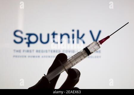 OXFORD, UK - Febbraio 2020: Logo del vaccino della covid Sputnik V con siringa per iniezione Foto Stock