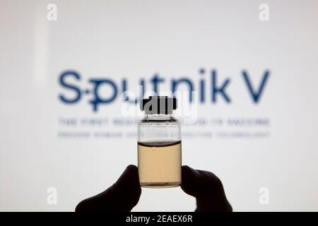 OXFORD, UK - Febbraio 2020: Logo del vaccino di Sputnik V covid con fiala per iniezione Foto Stock