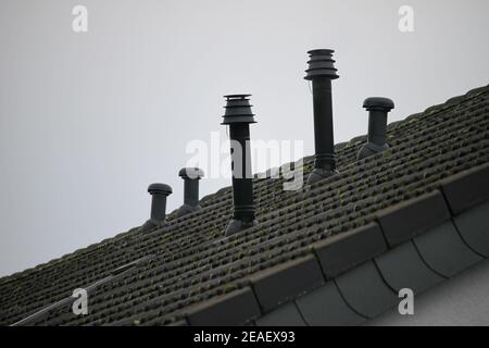 Primo piano dei tubi di ventilazione sul tetto Foto Stock