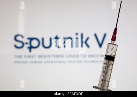 OXFORD, UK - Febbraio 2020: Logo del vaccino della covid Sputnik V con siringa per iniezione Foto Stock