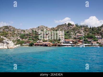 Isola di Simena vicino all'antica Demre e Kekova, Turchia. Edifici sulla collina. Villaggio sulla collina costiera. Foto Stock