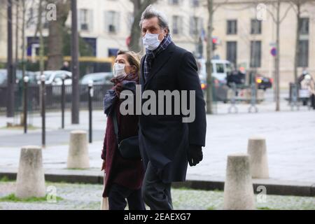 Parigi, Francia. 09 febbraio 2021. Patrick de Carolis arriva a una messa tributo per l'attore e regista francese Robert Hossein alla chiesa di Saint-Sulpice a Parigi, Francia il 9 febbraio 2021. Morì di Covid-19 all'età di 93 anni il 31 dicembre 2020. È famoso per le sue mega-produzioni di classici come 'Les Miserables' e 'la Cacciata di Notre-Dame'. Foto di Jerome Domine/ABACAPRESS.COM Credit: Abaca Press/Alamy Live News Foto Stock