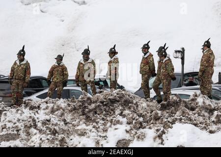 2/9/2021 - militari alpini a Cortina d'Ampezzo in occasione dei Campionati mondiali DI SCI alpino 2021 FIS - Super Giant - uomini, gara di sci alpino a Cortina (BL), Italia, 09 2021 febbraio (Foto di IPA/Sipa USA) Foto Stock