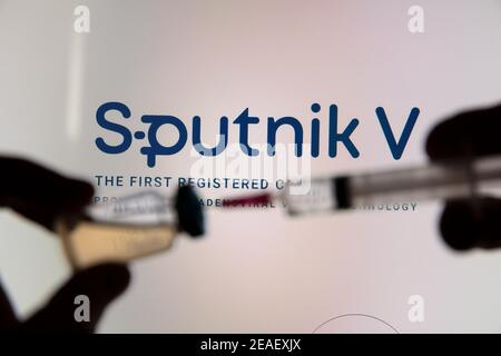 OXFORD, UK - Febbraio 2020: Logo del vaccino di Sputnik V covid con siringa e flaconcino Foto Stock