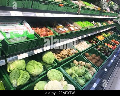 Verdure fresche diverse in scatole su scaffali di supermercati, in vendita. Studio foto Foto Stock