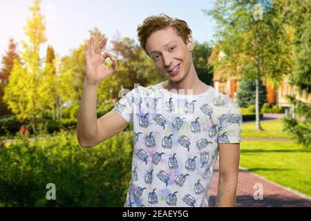 Il ragazzo teen mostra un gesto ok. Foto Stock