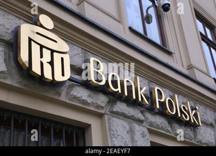 Cracovia. Cracovia, Polonia. Logo PKO Bank Polski sulla facciata dell'ufficio locale. Foto Stock